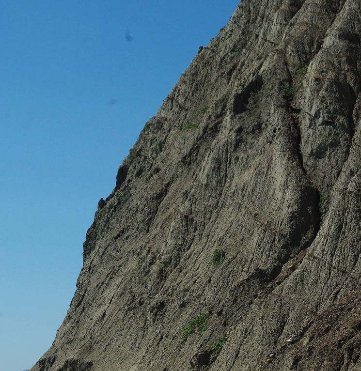 Скалы дикого пляжа Арбуз.