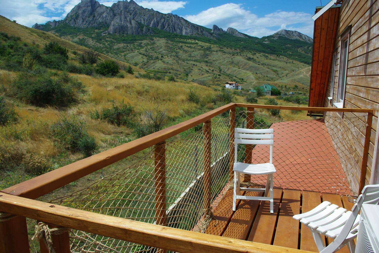 <span style="font-style: italic;">"Кубрик": 6-местный номер с балконом на 2 этаже (40 кв.м</span><span style="font-style: italic;">)</span>